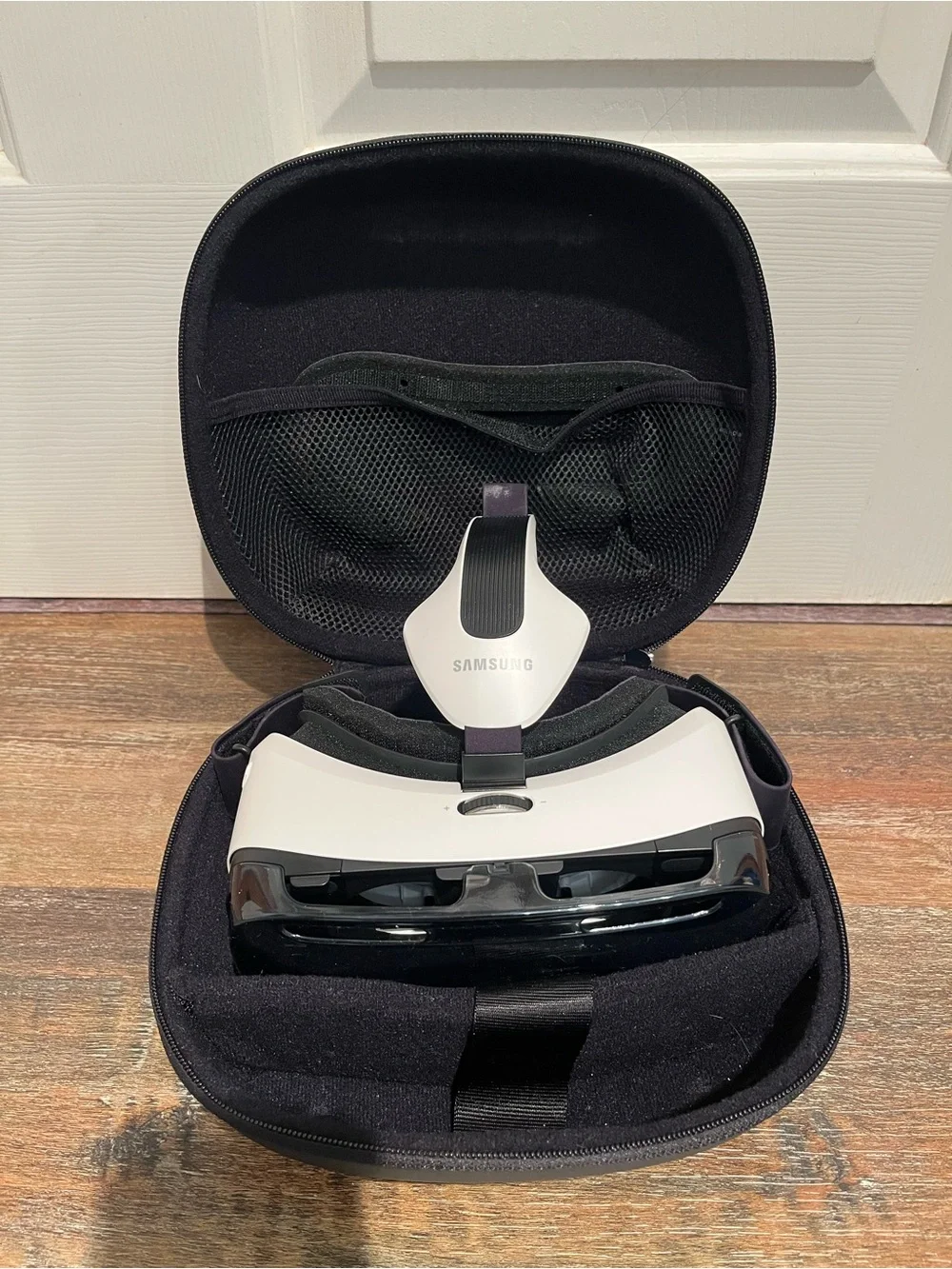 Samsung Gear VR Headset in Black Finish - LIKE NEW!!